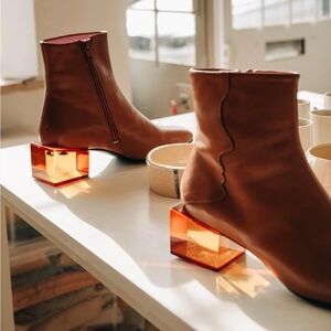 STATUETTE - CAMEL LEATHER ACRYLIC HEEL BOOTS